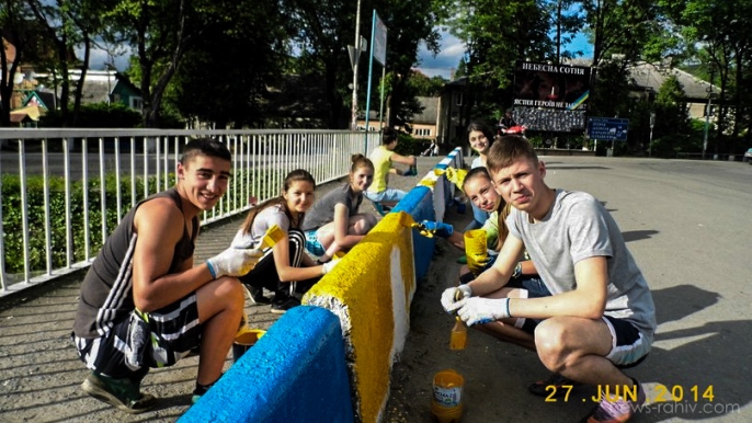 Ще один міст на Рахівщині - у Ясіня - молодь пофарбувала у барви національного стягу (ФОТО)