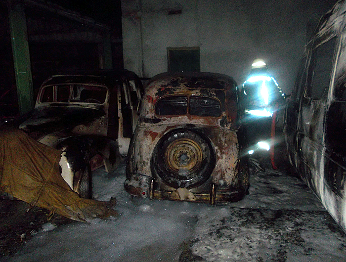 Під час пожежі в автосервісі в Ужгороді вогнем пошкоджено чотири автівки (ФОТО)