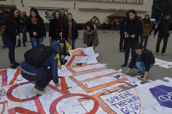 В Ужгороді дівчата під вітром і пильним оком Андруховича розкладали на площі пазл "Make love, not war" (ФОТО)