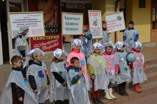 У Рахові діти провели екологічну демонстрацію "Збережемо первоцвіти разом!" (ФОТО)