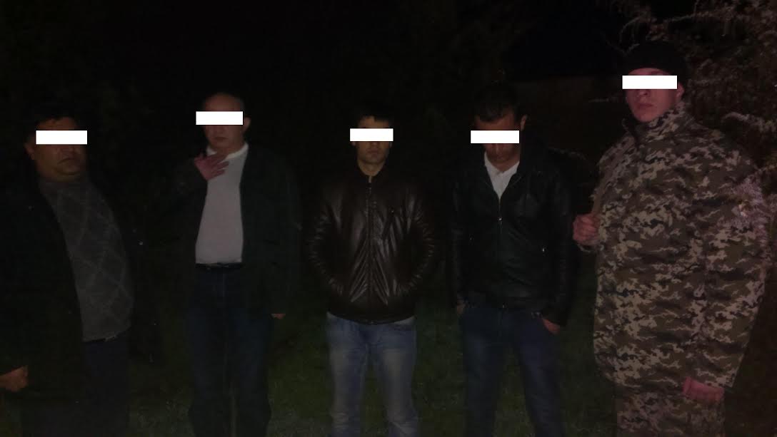 За кілометр до кордону зі Словаччиною на Закарпатті затримали чотирьох незаконних мігрантів з Афганістану (ФОТО)