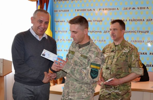 Низці військовослужбовців із Тячівщини вручено посвідчення учасників бойових дій (ФОТО)