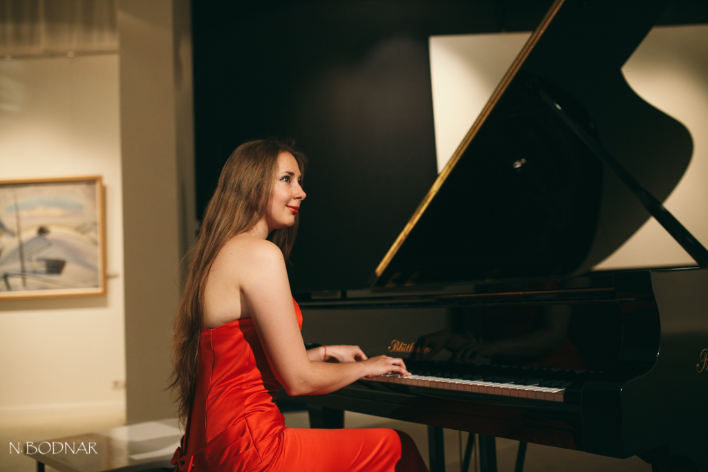 Піаністка Анжеліка Фукс представила в Ужгороді новий музичний проект