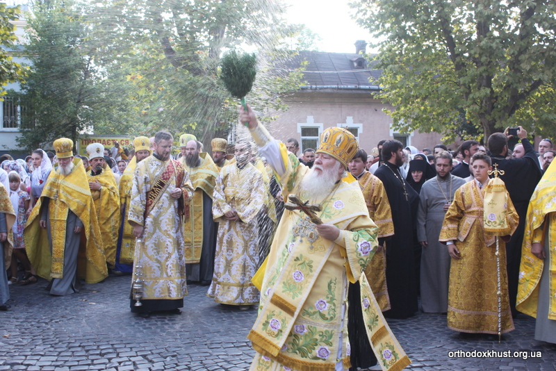 У Хусті пройшов Хресний хід з молитвою про мир в Україні (ФОТО)