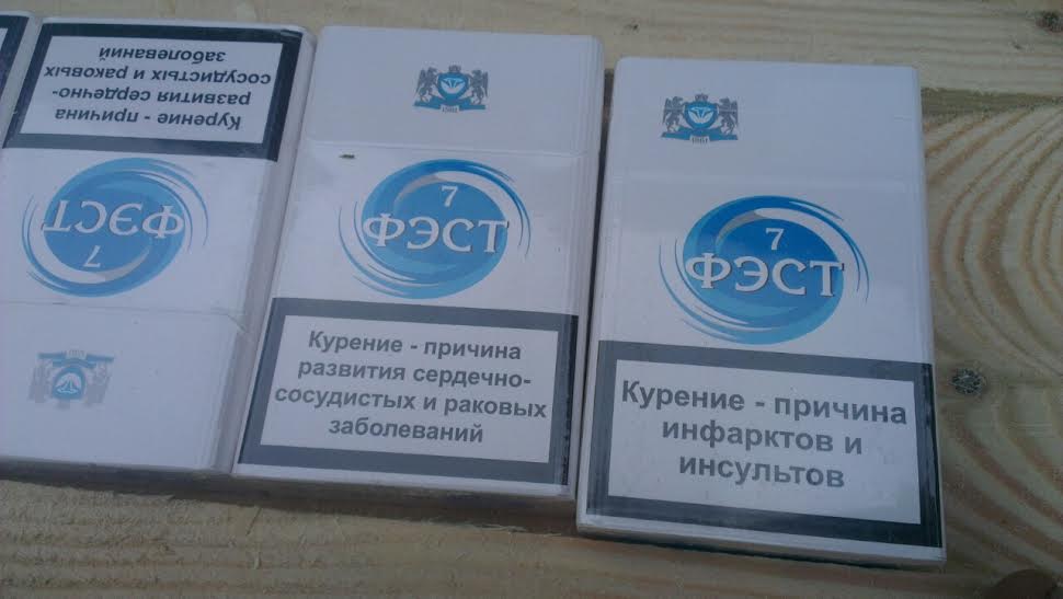 Окрім виявлених на Закарпатті у дошках контрабандних сигарет, на складі в Стрию, де їх пакували, знайшли ще 60 тис пачок (ВІДЕО) (ФОТО)