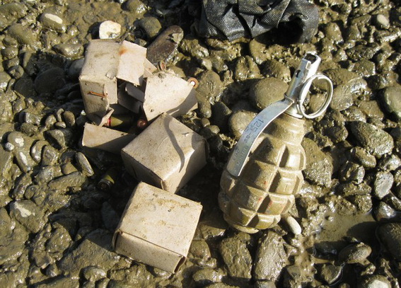 У Мукачеві на березі Латориці знайшли бойову гранату і набої (ФОТО)