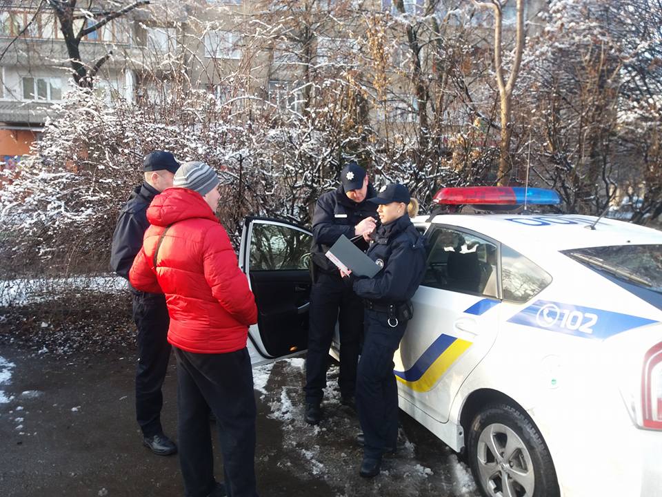 ФОТОФАКТ. В Ужгороді патрульна поліція покарала пішохода за пересування проїжджою частиною 