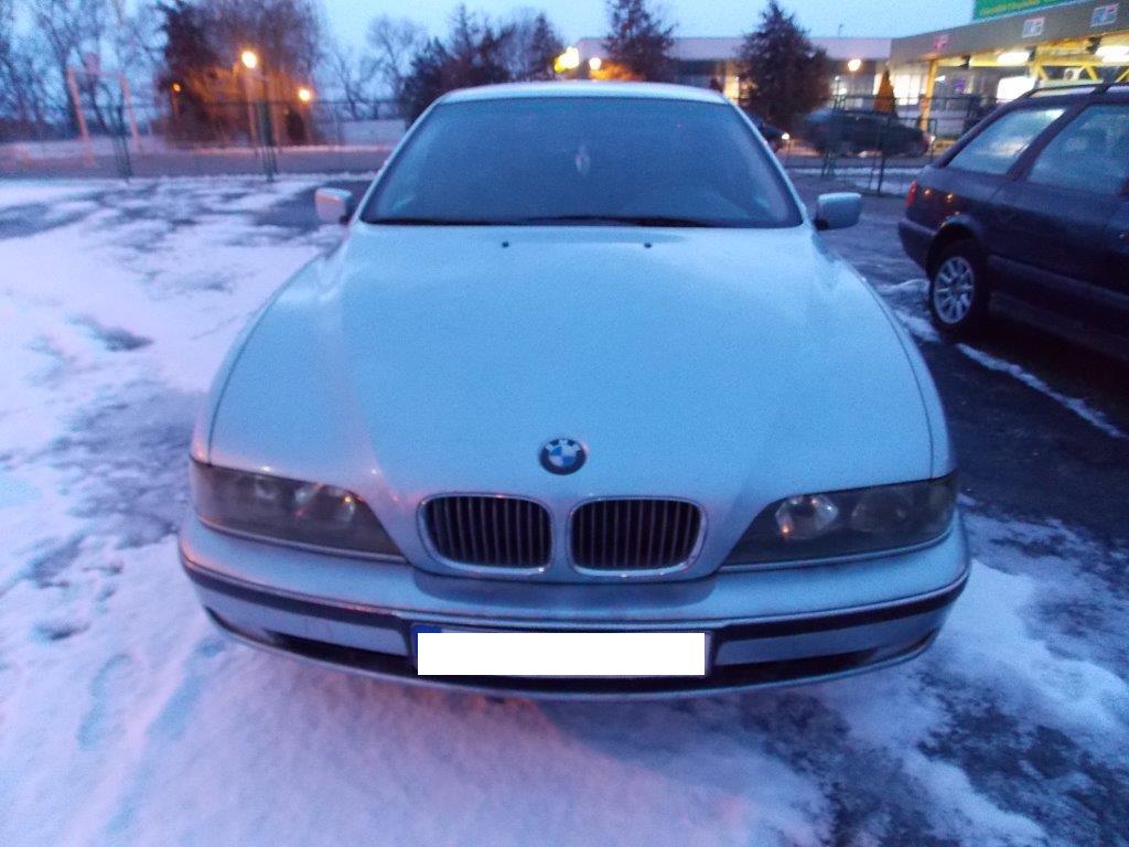 На Закарпатті іноземцю завадили ввезти в Україну "BMW" з фіктивними документами (ФОТО)