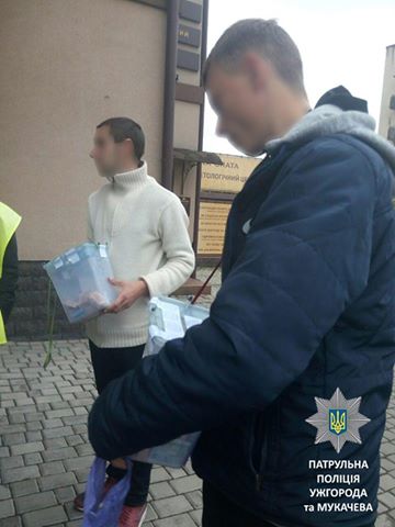Трьох підозрюваних у шахрайстві львів'ян, що збирали гроші "для хворих дітей", доставили у міськвідділ у Мукачеві (ФОТО)