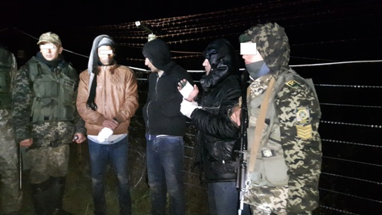 На Берегівщині затримали 3-х нелегалів, які після спроби подолати "прикордонний" паркан вдалися до втечі