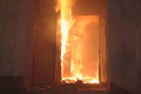 У Мукачеві через влаштовану любителем випити й закурити пожежу евакуювали жителів будинку