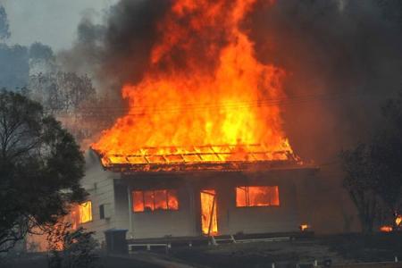 У Рахові ввечері неділі згоріли житловий будинок, літня кухня та господарська споруда