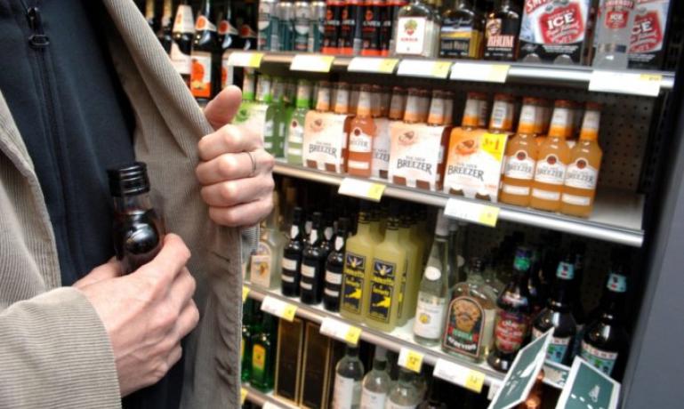 В Ужгороді затримали підозрюваного у крадіжці алкоголю з магазину на понад 1,5 тис грн 
