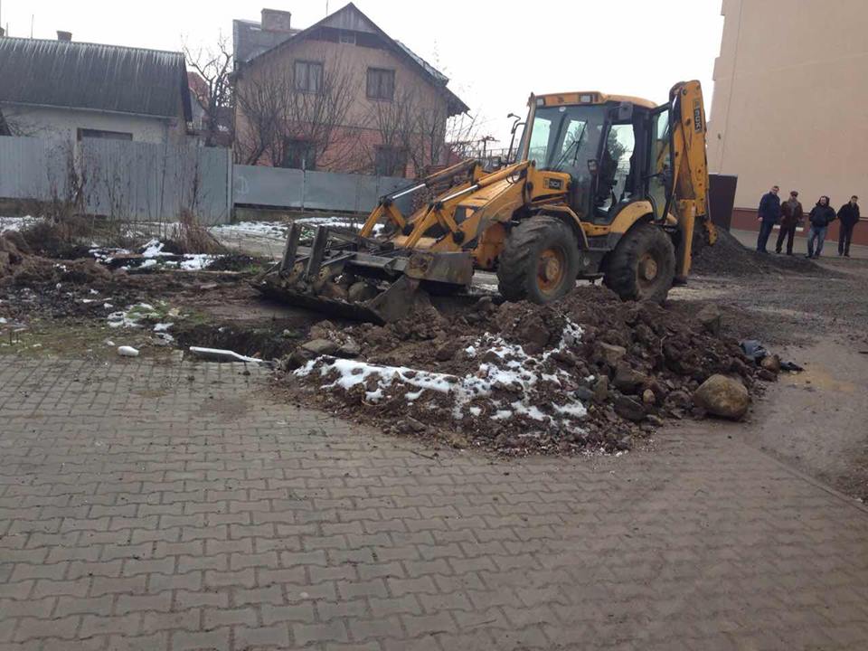 В Ужгороді демонтували незаконну перешкоду на Володимирській, кричущу "секондівську" вивіску та "самовільні" рекламоносії