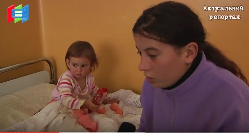 На Виноградівщині 2,5-річна дівчинка, з якою жебракували по селах, потрапила до реанімації з обмороженням ніжок (ВІДЕО)
