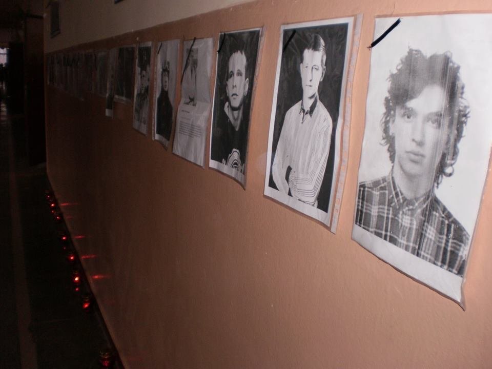 В ужгородській школі створили алею памяті Небесної Сотні та запалили лампадки на згадку про Героїв (ФОТО)