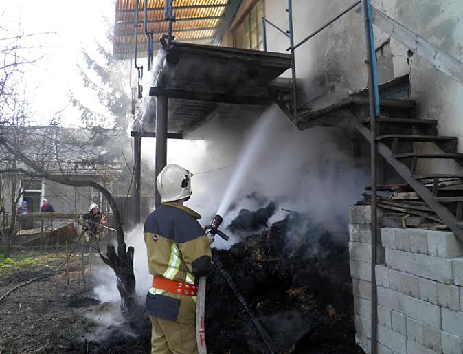 В Ужгороді врятували від знищення пожежею житловий будинок (ФОТО)