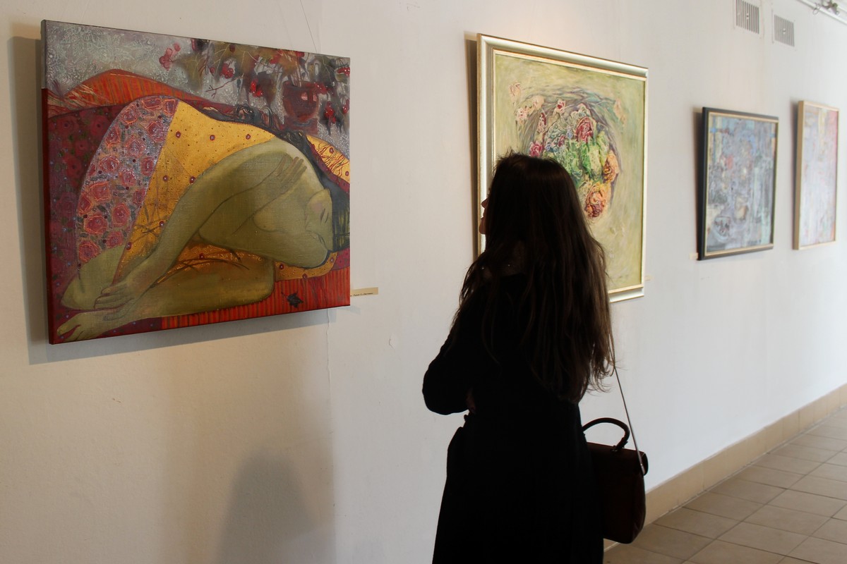 В Ужгороді до 8 Березня відкрилася тематична виставка робіт 22 крайових художниць (ФОТО)