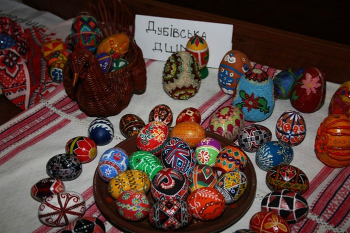 У Тячеві відкрили Великодню виставку писанок, рушників та декоративних композицій