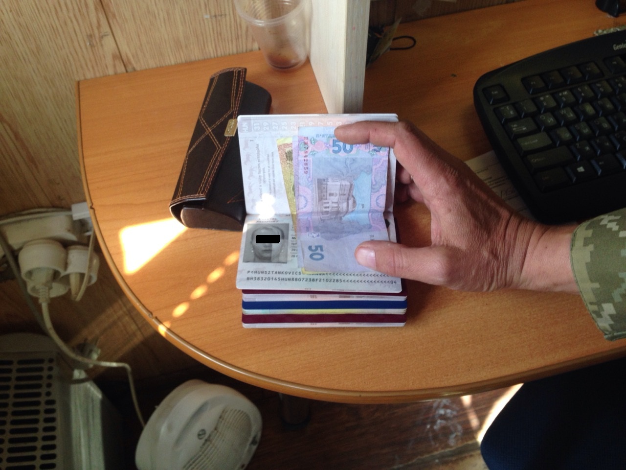 Подружжя українців намагалося перетнути кордон на Закарпатті з угорськими паспортами за хабар у 400 грн 