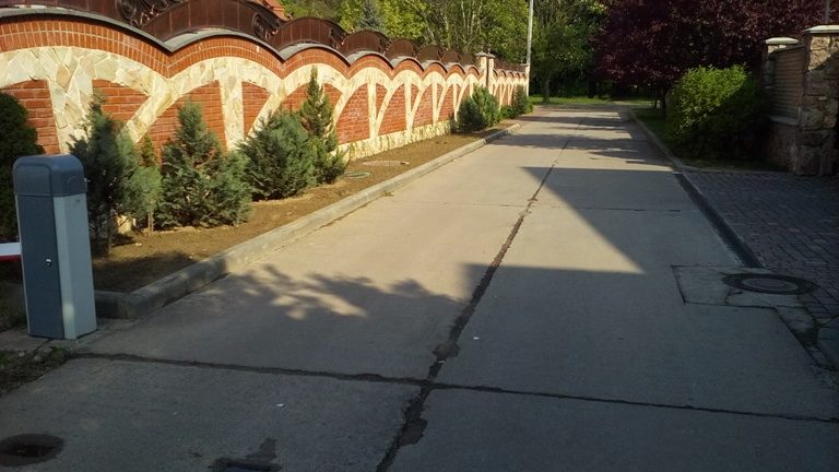 В Ужгороді демонтували два самовільно встановлені шлагбауми (ФОТО)