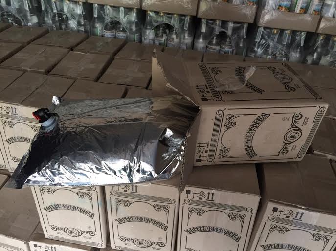 На Закарпатті вилучили 5 тис літрів "сумнівної" горілки вартістю понад півмільйона гривень (ФОТО)