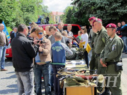 В Ужгороді влаштували виставку військової техніки (ФОТО)