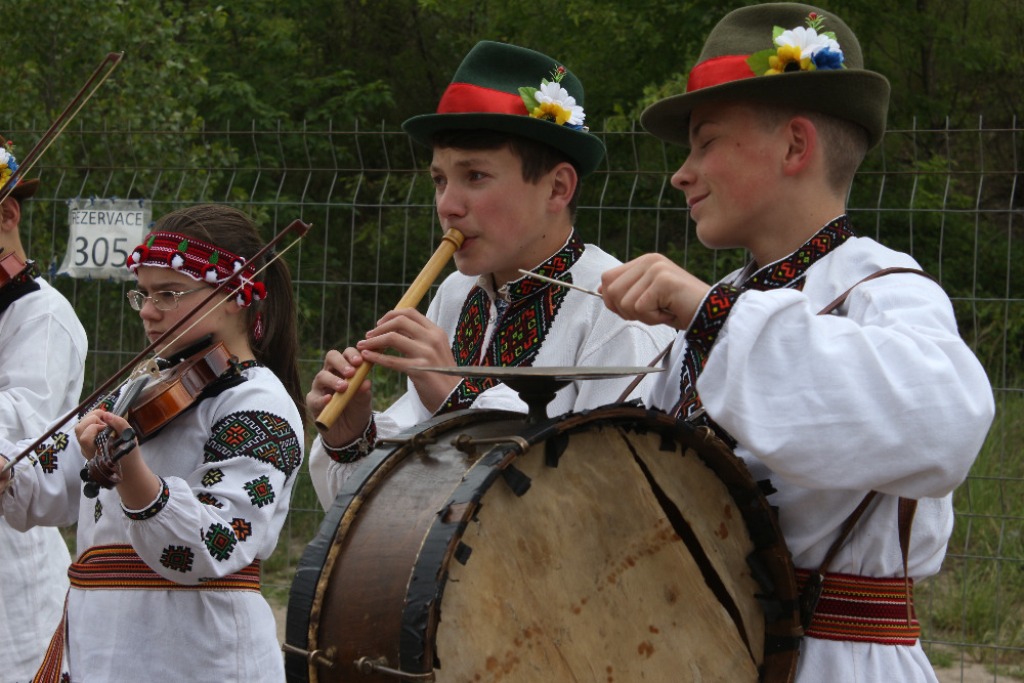 Гуцульський оркестр із Закарпаття допомагав виступами дітям з розладами у Чехії (ФОТО)