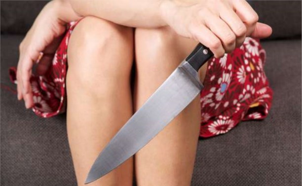 У Хусті п'яна жінка після сварки з чоловіком вдарила себе ножем в ногу