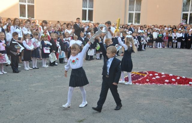 У Мукачеві вперше за парти сядуть 1054 першокласників
