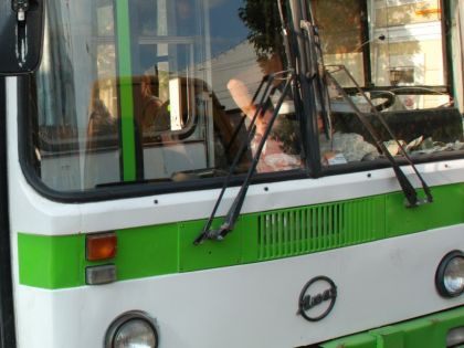 У Вільховиці на Мукачівщині рейсовий автобус із пасажирами в'їхав у паркан приватного будинку
