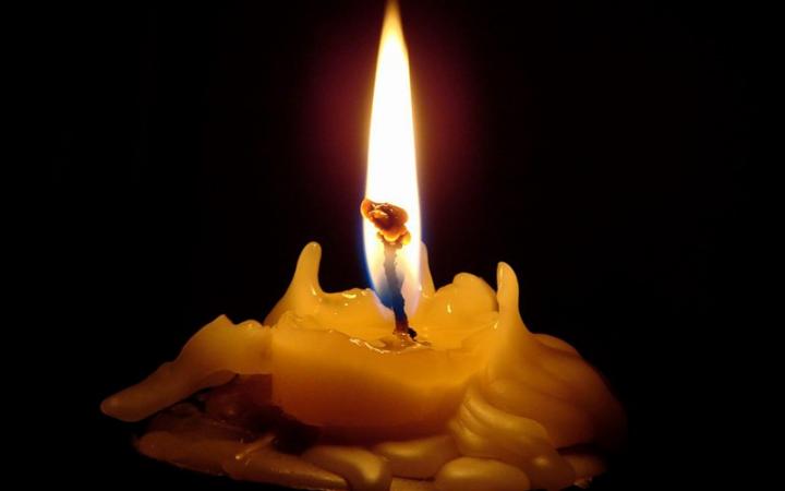 В Ужгороді сусіди погасили пожежу, спричинену свічкою