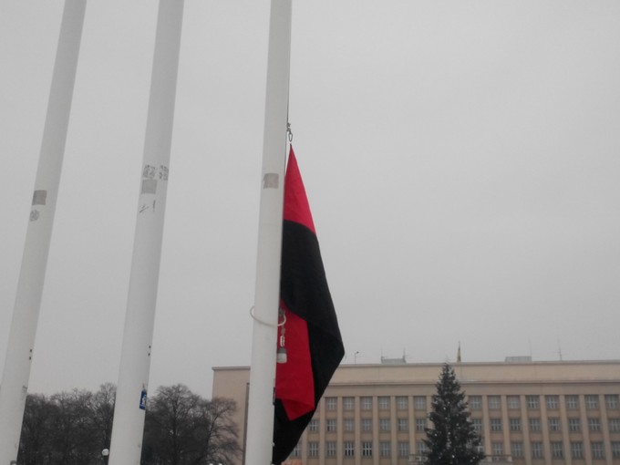 Усний наказ затримувати за повстанський прапор перед Закарпатською ОДА віддав особисто начальник поліції Ужгорода В. Улинець