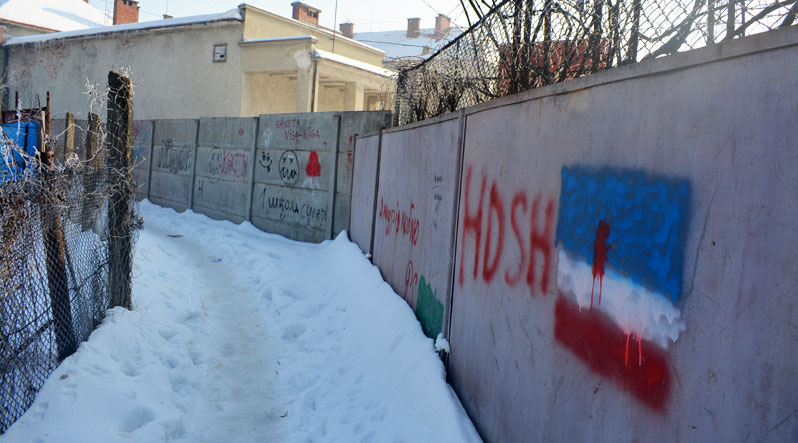 У Хусті кремлівсько-"русинський" прапор намалювали на огорожі школи, де проголошено Карпатську Україну. Міліція і СБУ бездіють (ФОТО)