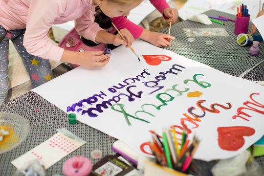 На "Території щастя" в Ужгороді діти малювали вітальну книгу місту (ФОТО)