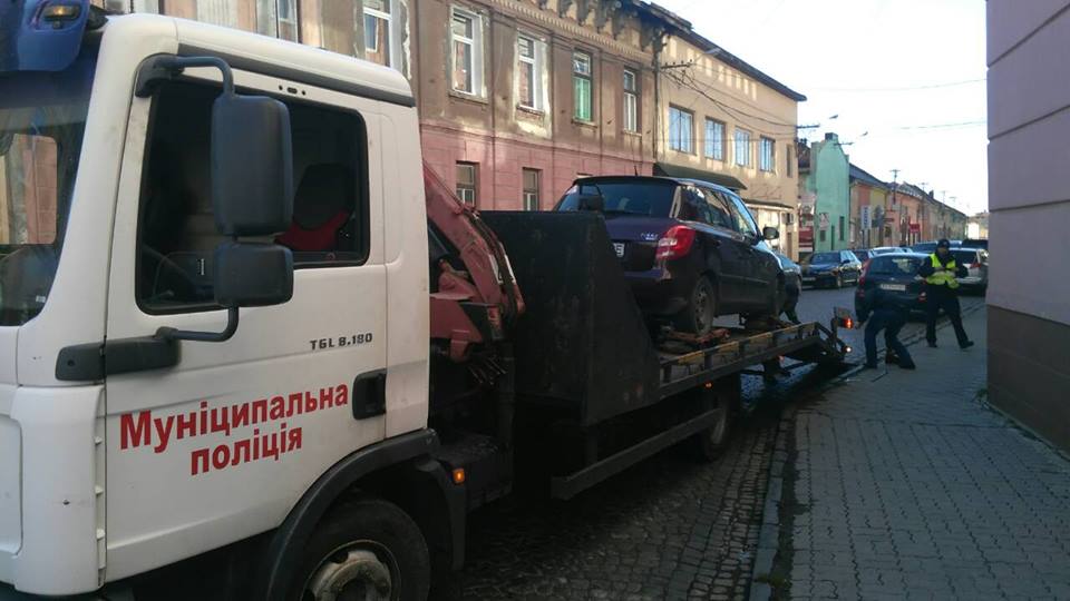 У Мукачеві з початку року за порушення паркування на штрафмайданчик доставлено 129 автомобілів