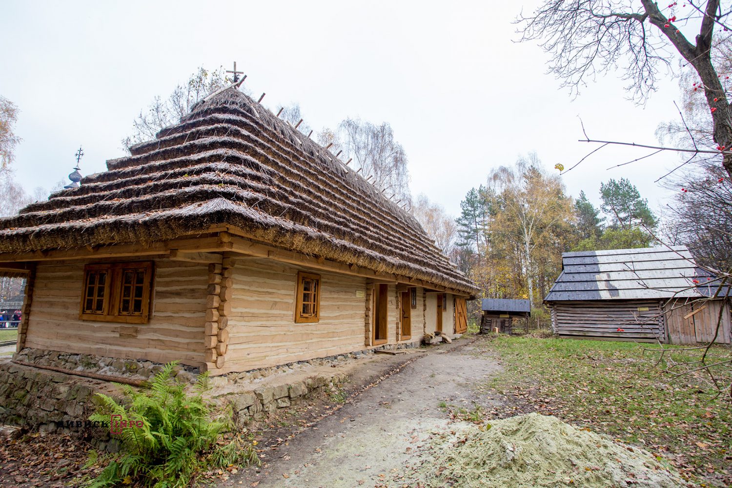 У Шевченківському гаю за традиціями лемків відкрили сторічну хату, привезену із Закарпаття (ФОТО)