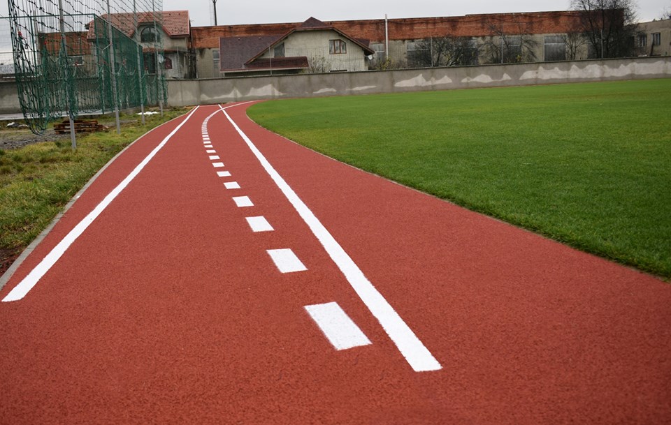 На стадіоні "Автомобіліст" в Ужгороді завершили реконструкцію легкоатлетичних доріжок (ФОТО)