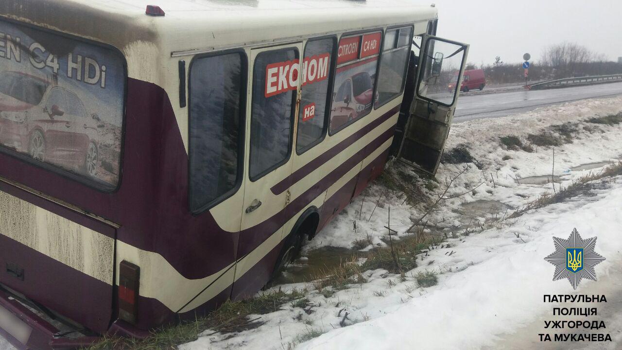 На Закарпатті автобус з'їхав у кювет (ФОТО)