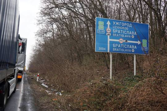 Лісівники на Закарпатті скаржаться на засміченість лісу на кордоні зі Словаччиною (ФОТО)