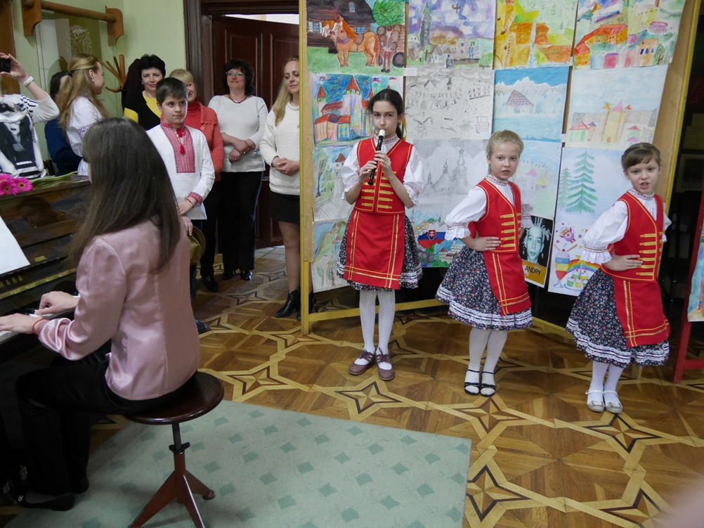 Творчі діти з Закарпаття і Словаччини влаштували в Ужгороді виставку-конкурс "Діти для дітей через кордон" (ФОТО)
