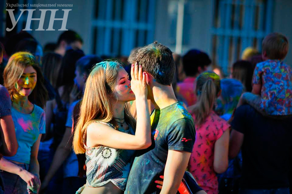 В Ужгороді відбувся Фестиваль фарб Холі (ФОТО)