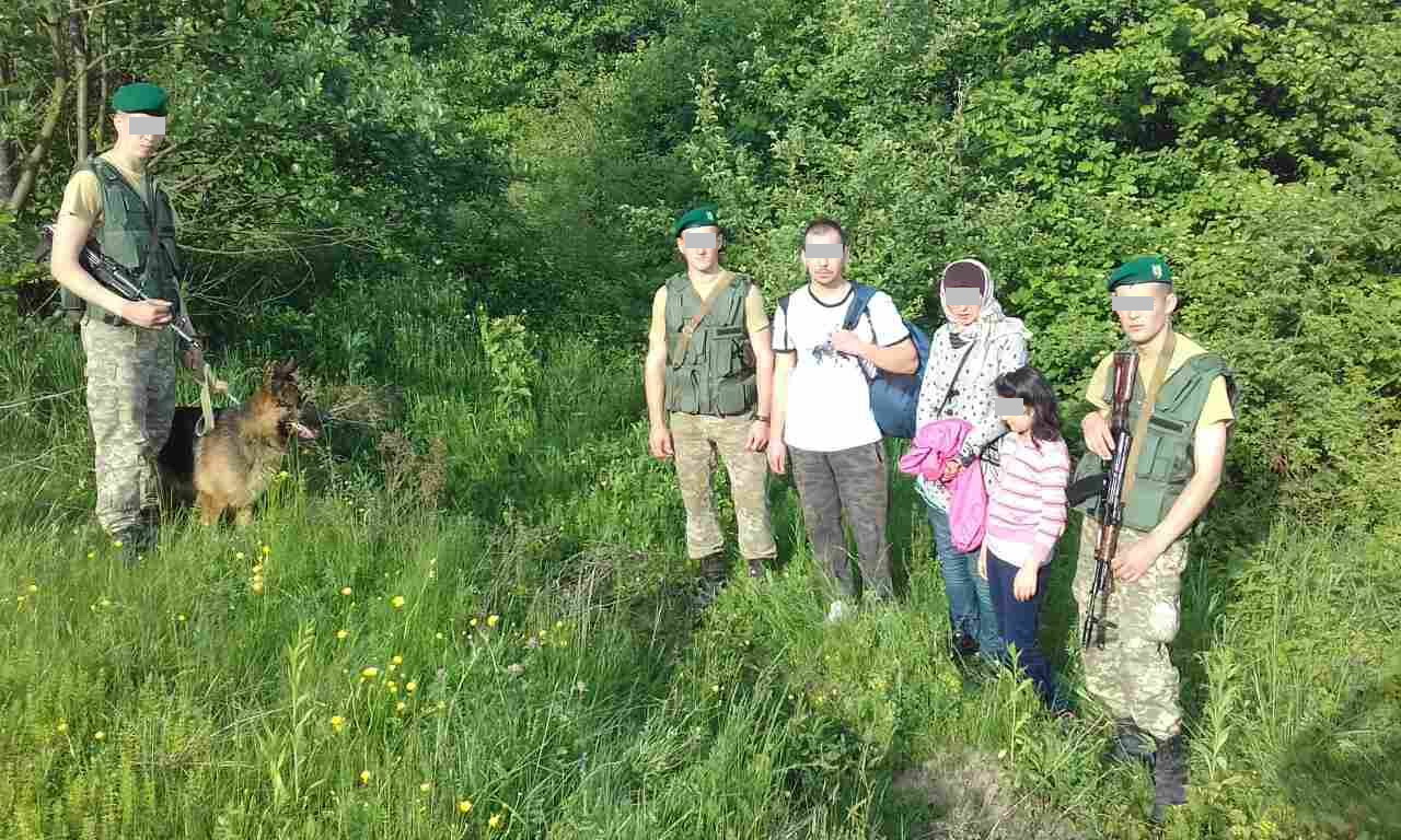 Жінка з дитиною з Таджикистану і молодованин спробували нелегально подолати кордон зі Словаччиною на Закарпатті (ФОТО)
