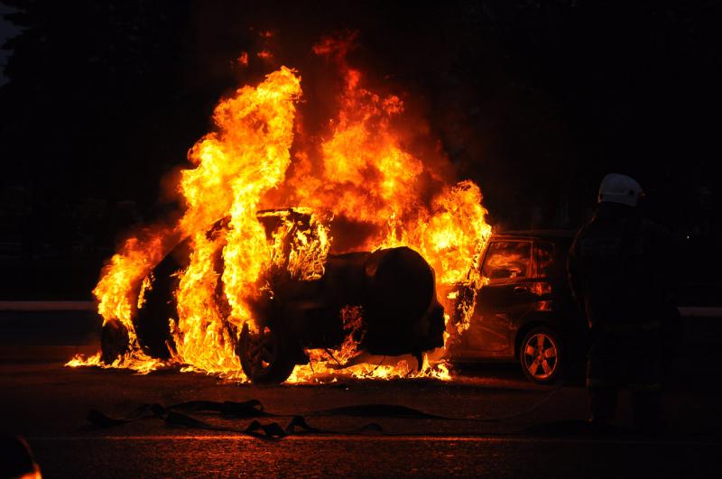 В Ужгороді вночі спалахнули одразу два авта 