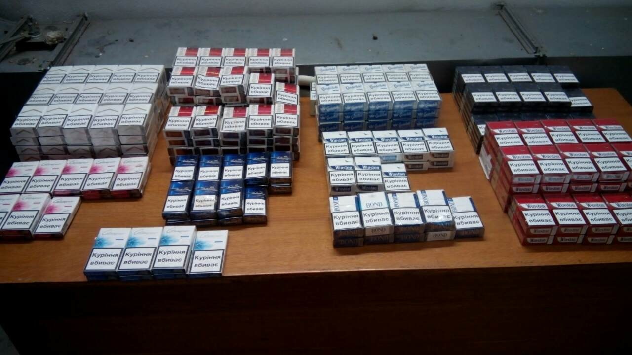 Три автівки та 2369 пачок сигарет поповнили склади митниці на Закарпатті за три дні (ФОТО)