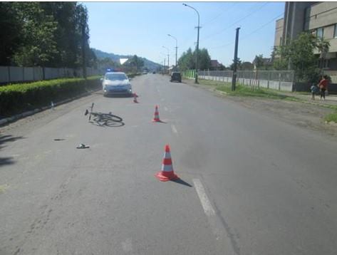 У Мукачеві під колесами "Мазди" опинився 13-річний велосипедист (ФОТО)