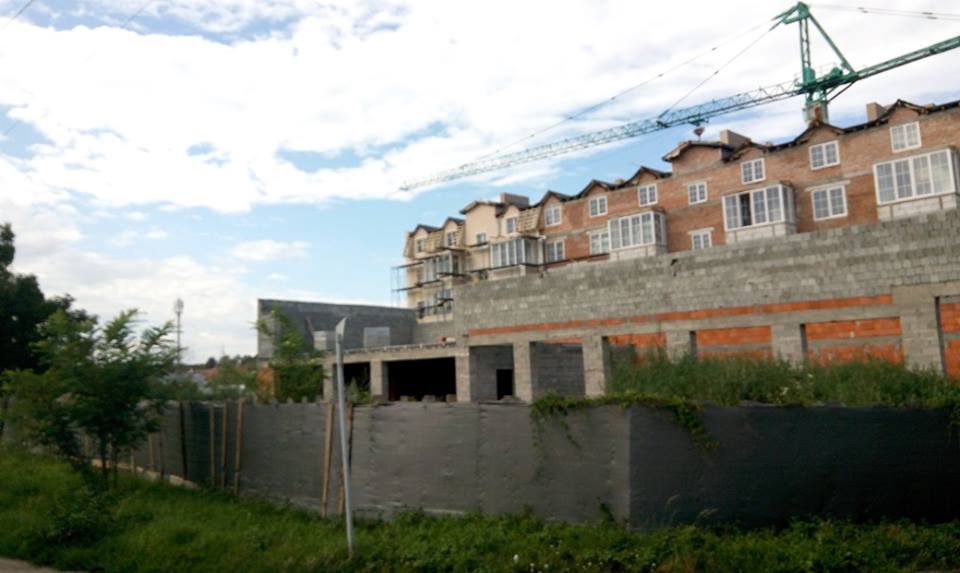 В Ужгороді виявили порушення на будівництві на розі вул. Володимирської-Баб'яка (ФОТО)