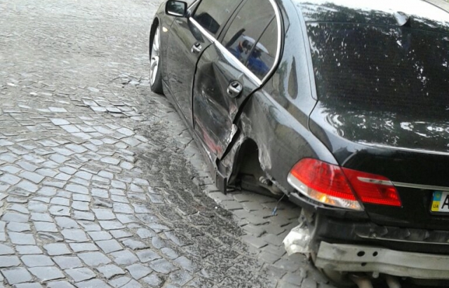 В ДТП у Мукачеві у BMW відірвало задні колеса, а Audi  врізалася в стовп (ФОТО, ВІДЕО)