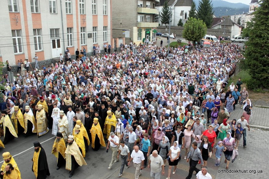 У Хустській єпархії УПЦ МП пройшов традиційний Хресний хід зі святинями (ФОТО, ВІДЕО)