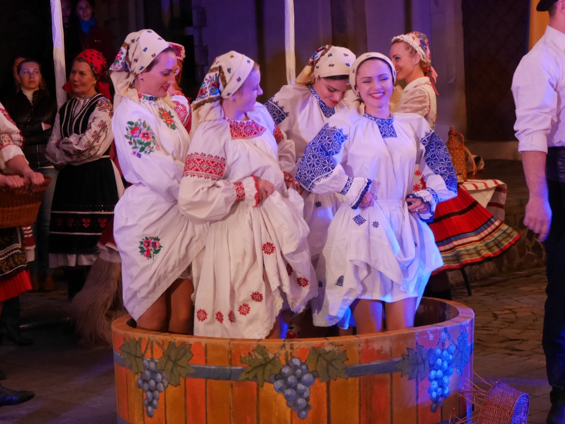 Закарпатський хор у замку показав театралізоване дійство з відтворенням давніх закарпатських осінніх традицій (ФОТО)